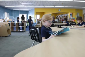 Élèves d'une école primaire privée en période de lecture dans un local innovant