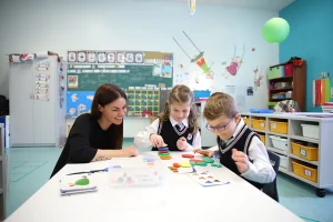 Élèves d'une école primaire privée jouant à un jeu éducatif en classe